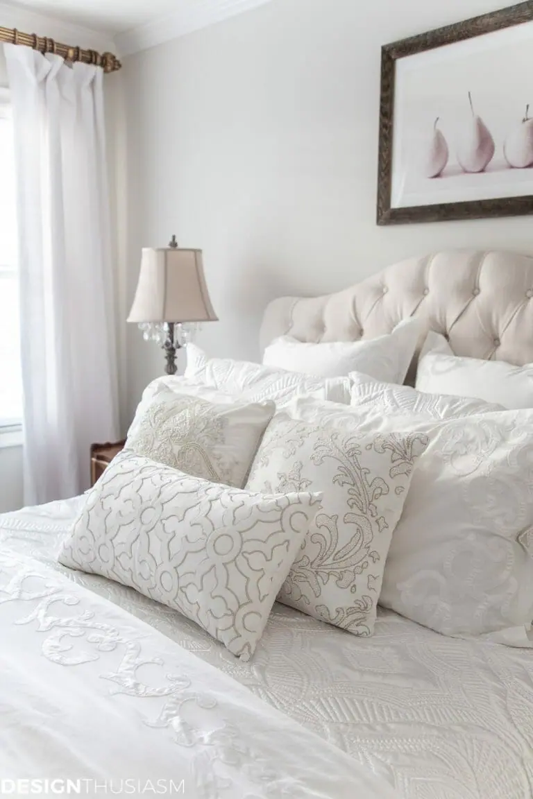 How To Decorate A Bed With A White Comforter 1909 - How To Decorate A Bed With A White Comforter?