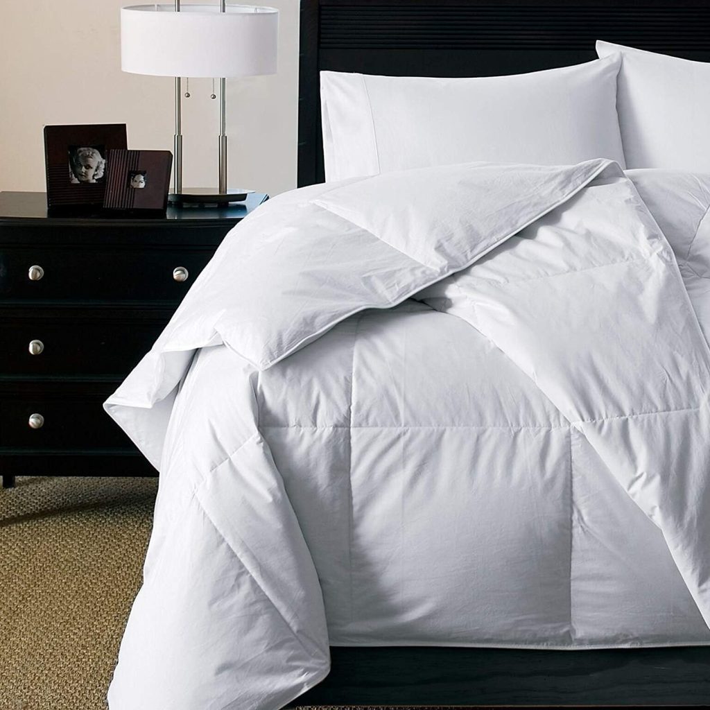 300 TC Hypoallergenic Luxury Down Alternative White Comforter – Medium Warmth - Oversized (Oversized Queen)